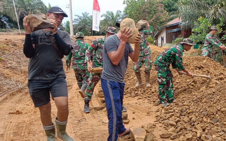 Satgas TMMD dan Masyarakat Desa Lubuk Talang Antusias dan Bersemangat Mengerjakan Peningkatan dan Pengoralan Jalan
