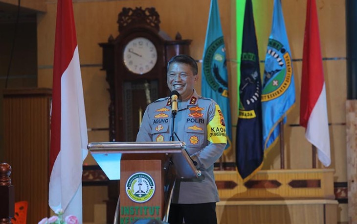 Kapolda Sumut, Irjen Pol Agung Setya Imam Effendi saat memberikan kuliah umum kebangsaan kepada ribuan mahasiswa Institut Kesehatan Deli Husada Delitua, Selasa (23/1).
