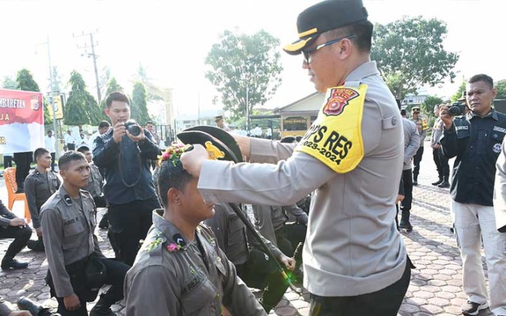 Kapolres Aceh Timur pada kegiatan Tradisi Pembaretan di Lapangan Apel Sarja Arya Racana, Senin, (05/02/2024) pagi.