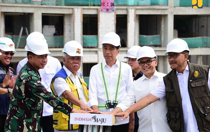 Presiden Joko Widodo (Jokowi) melakukan Topping Off Hunian ASN dan Hankam di IKN, Penajam Paser Utara, Kalimantan Timur, Jumat (1/3/2024).