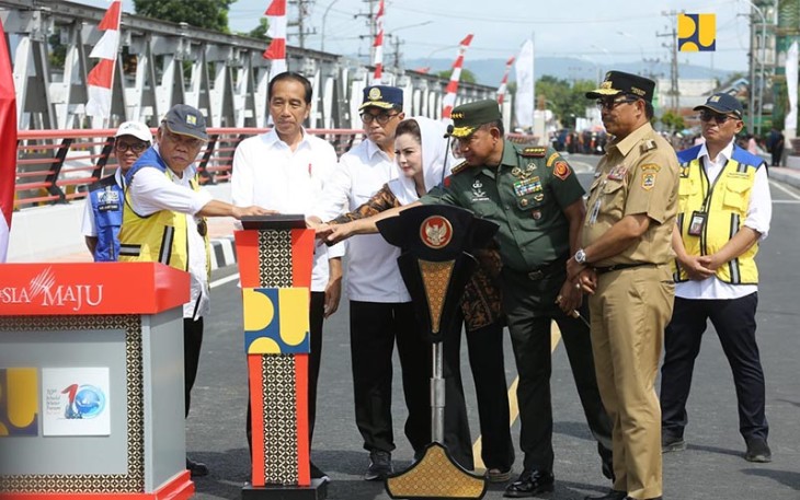 Menteri Basuki saat Dampingi Presiden Jokowi Resmikan 3 Jembatan Callender Hamilton di Lintas Selatan Jawa Tengah