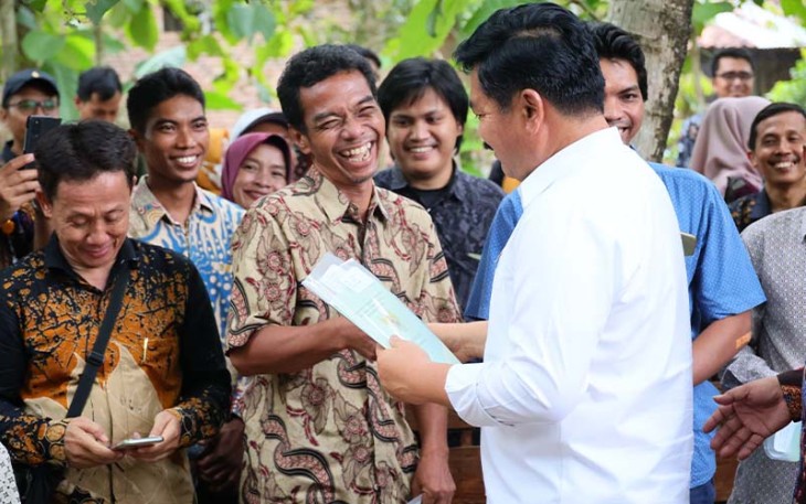 Menteri ATR/Ka.BPN RI Hadi Tjahjanto saat menyerahkan sertifikat secara door to door, Jumat (16/02/2024).
