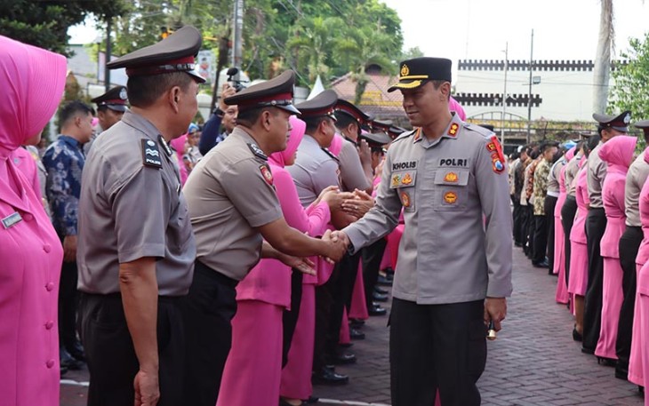 Kapolres Malang saat berikan selamat kepada personel yang naik pangkat