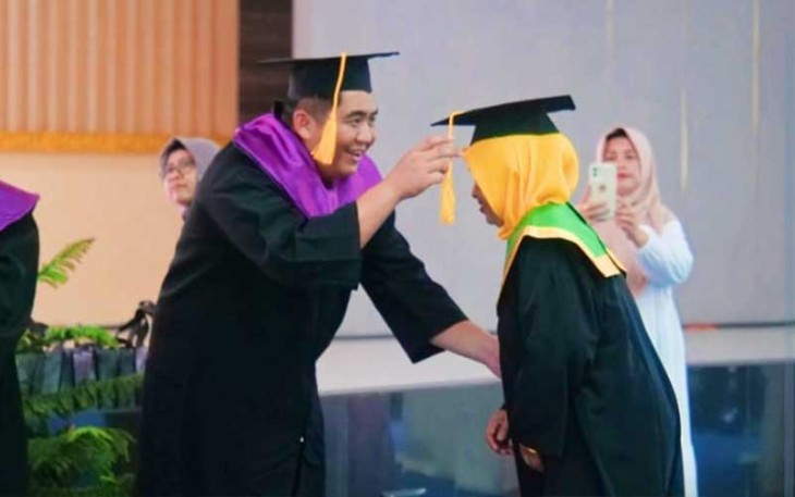 Bupati Bintan Roby Kurniawan saat mewisuda Atok dan Nenek dari Sekolah Lansia Berkah Bahagia , Senin (12/02) di Aula Bandar Seri Bentan.