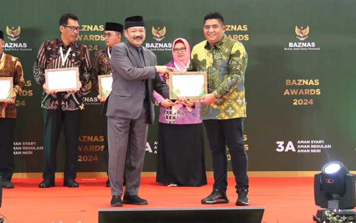 Bupati Bintan Roby saat menerima piagam penghargaan BAZNAS Awards 2024 kategori Kepala Daerah Pendukung Pengelolaan Zakat Terbaik.
