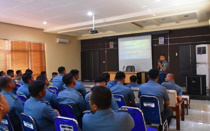 Pilot Meeting Bahas Kelaikan Pesud di Briefing Room Skuadron Udara 200 pada Jumat (16/2/2024).
