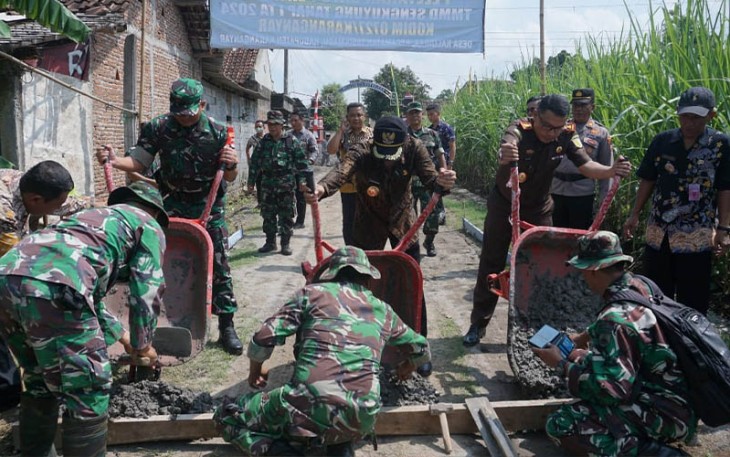 Prajurit Kodim 0727/Karanganyar memulai pengecoran jalan penghubung antara Desa Kalijirak dan Desa Gaum, Kecamatan Tasikmadu dalam kegiatan TMMD Sengkuyung Tahap I Tahun 2024, Selasa (20/2/2024).