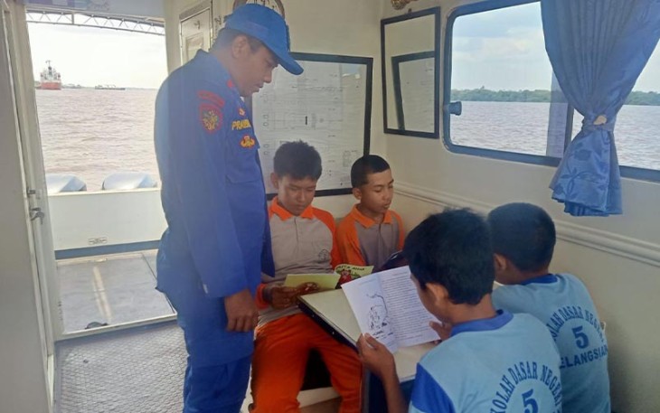 Ditpolairud Polda Kalteng Dukung Dunia Pendidikan Lewat Kapal Melek Huruf