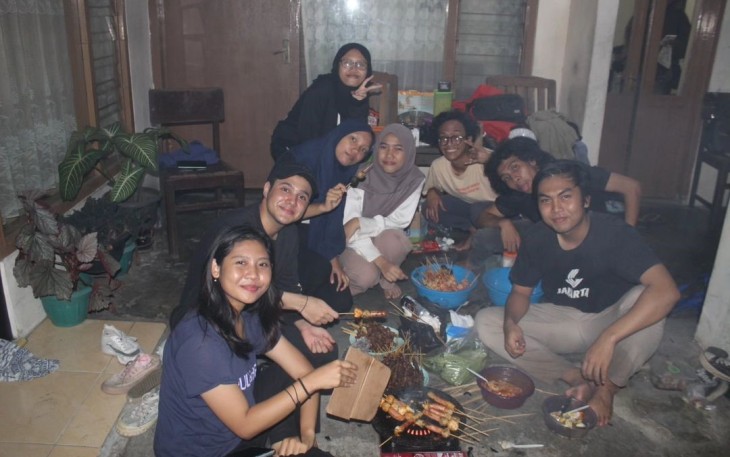 Suasana Kebersamaan Saat Bakar-Bakar