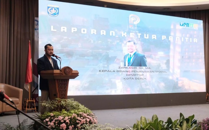 Kepala Bidang Investasi dan Penanaman Modal DPMPTSP Kota Depok, Zarkasih membuka Depok Investment Forum 2024 di Ballroom Pesona Square Mall Rabu (4/12/24)