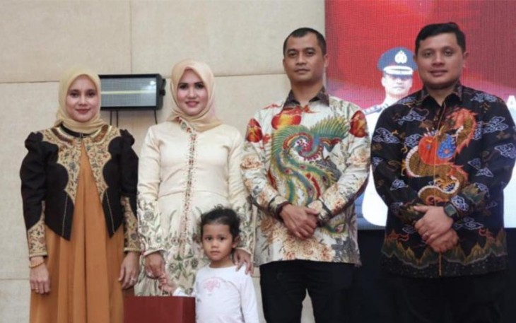 Ketua DPRD Tapsel, Abdul Basith Dalimunthe, dan istri berfoto bersama dengan Kapolres Tapsel yang baru, AKBP Yasir Ahmadi, beserta istri, dalam acara kenal pamit Kapolres dari AKBP Imam Zamroni ke AKBP Yasir Ahmadi.