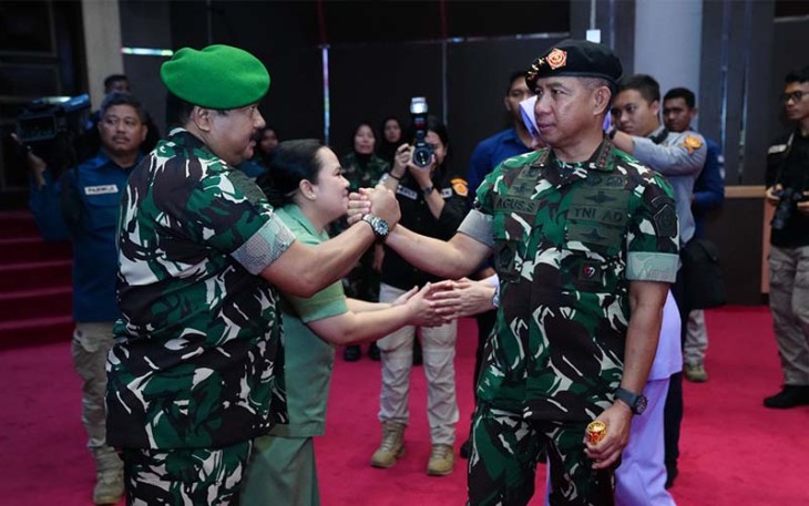 Panglima TNI Jenderal TNI Agus Subiyanto saat menerima laporan korps kenaikan pangkat 35 Perwira Tinggi (Pati) TNI di Aula Gatot Soebroto Mabes TNI, Cilangkap, Jakarta Timur, Jumat (16/2/2024).