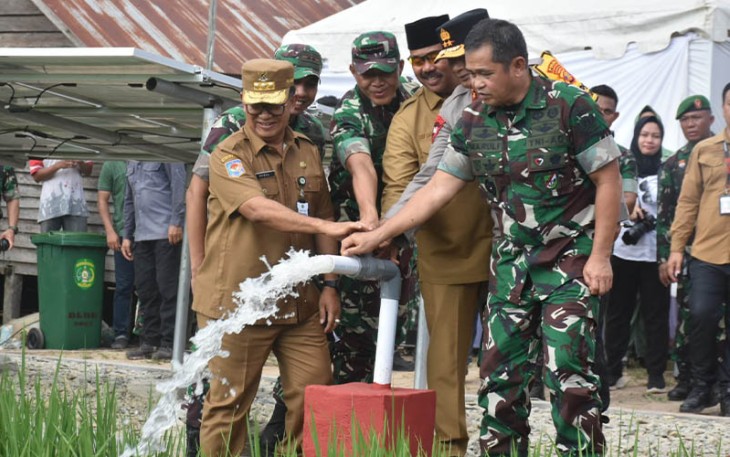 Kasad saat meresmikan pembangunan sumur bor program TNI AD yang ada di desa Sumber Sari kecamatan Loa Kulu kabupaten Kutai Kartanegara (Kukar), Selasa (20/02/2024).