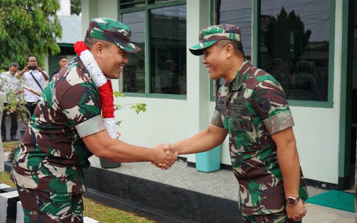 Letkol Czi Bambang Santoso (kiri) saat berjabat tangan dengan Letkol Inf Aswin Suladi pada acara pisah sambut Komandan Kodim, Kamis (22/02/2024). 