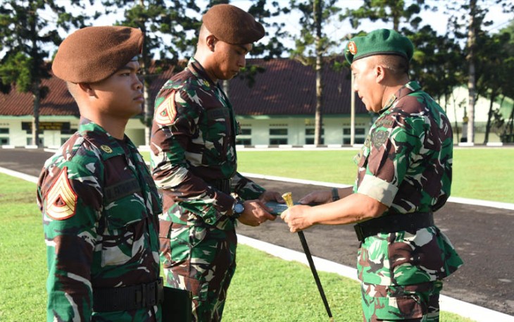Gubernur Akademi Militer Mayjen TNI R. Sidharta Wisnu Graha, S.E., menyematkan Brevet dan penyerahan Sertifikat Hirbak (Kemahiran Menembak) kepada Taruna Akmil tingkat III/Sermadatar TP 2023/2024 bertempat di Lapangan Pancasila Akmil Magelang, Selasa (05/03/2024).