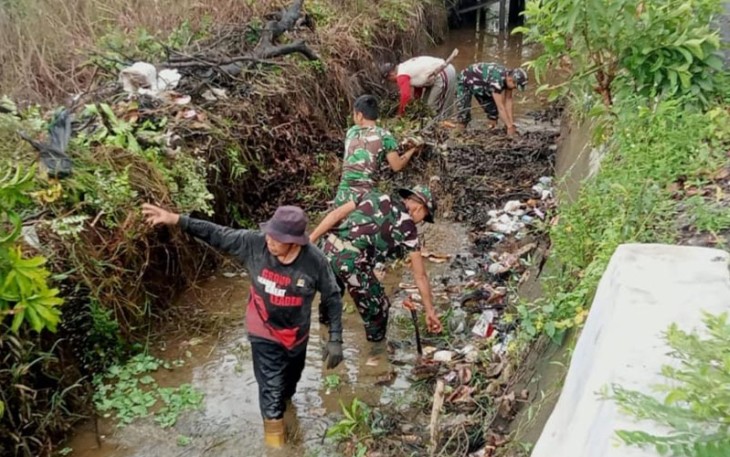 Koramil 1001-03/Awayan Karya Bakti Bersihkan Irigasi