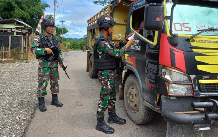 Satgas Pamtas RI-PNG saat Periksa Kendaraan yang Melintas