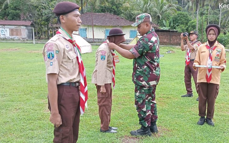 Babinsa Kebonagung saat Pimpin Acara Penerimaan Anggota Saka Wira Kartika Baru