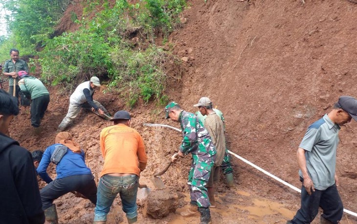 Anggota Kodim 0802/Ponorogo Kerja Bakti Bersama Masyarakat bersihkan material longsor