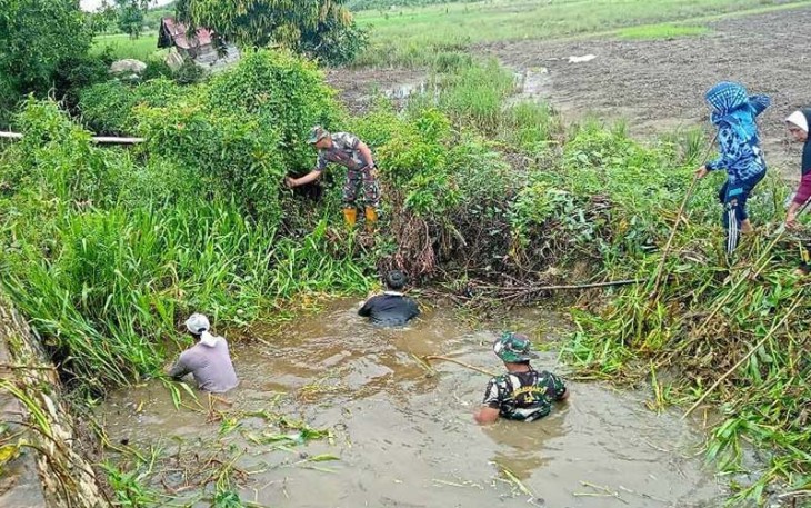 Karya Bakti Koramil Awayan