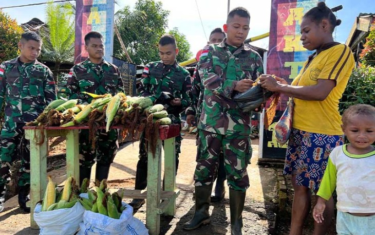 Satgas Pamtas Statis RI-PNG saat Bagikan Hasil Kebun ke masyarakat pedalaman Perbatasan Papua Selatan, Sabtu (03/02/2024).