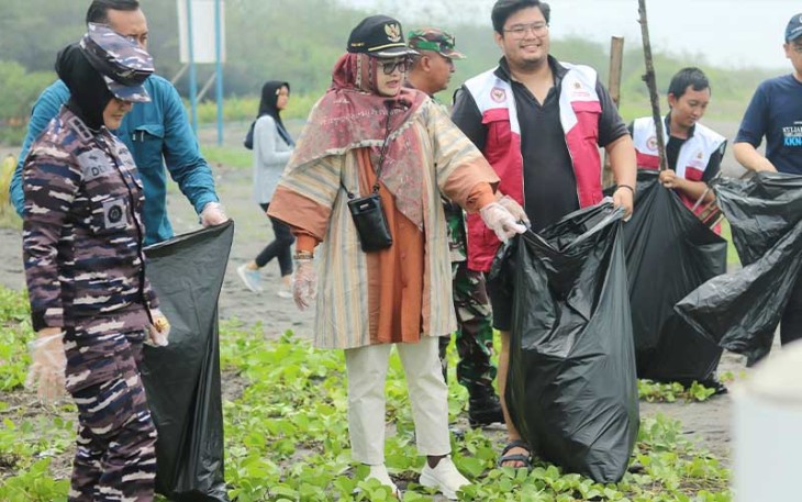 Lanal Yogyakarta bersama Forkopimda Kulon Progo saat Bersihkan Pantai