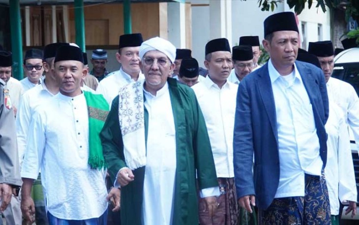 Danrem 081/DSJ Kolonel Inf H. Sugiyono saat bersilaturahmi dengan para Habaib dan Ulama di acara Haul ke-30 Ak-Maghfurllah KH. Munirul Ikhwan dan Harlah ke-70 Ponpes Subulul Huda Kembang Sawit, Minggu (4/2/2024). 