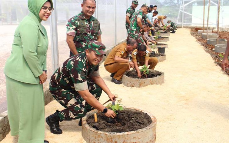 Danrem 132/Tdl Brigjen TNI Dody Triwinarto, S.I.P., M.Han saat usai mengikuti peresmian 1.898 Titik Air Gerakan TNI AD manunggal Air secara vicon, bertempat di Makodim 1311/Mrw, Kompleks KTM, Desa Bahomohoni, Kecamatan Bungku Tengah, Kabupaten Morowali, Sulawesi Tengah. Selasa (6/2/2024).