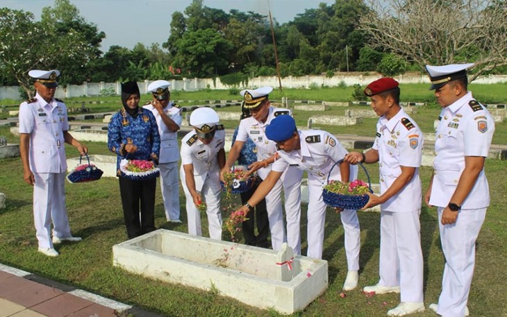 Prajurit Lanal Batuporon Ziarah ke TMP Bangkalan