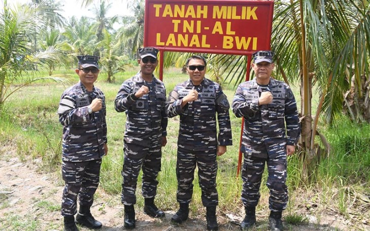 Peninjauan lahan yang nantinya akan dijadikan Flat / rumah dinas TNI AL di Desa Kalipuro Kecamatan Kalipuro Kabupaten Banyuwangi.
