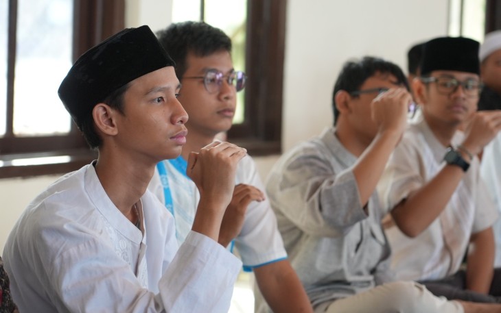 Gambaran Saat Anak-anak Tunarungu Belajar Al-Qur’an Isyarat