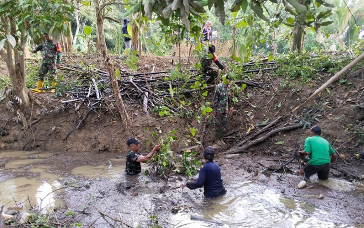 Koramil 06/Barabai Gotong Royong Normalisasi Sungai 