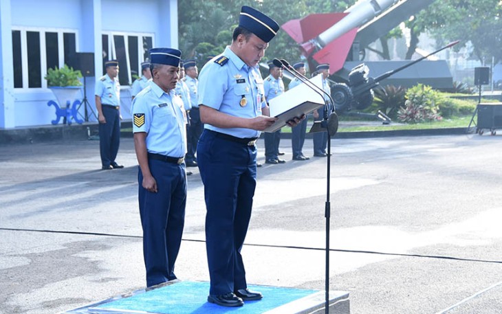 Dirharkomlek Koharmatau, Kolonel Lek Irfan Budiman, S.Kom., M.I.Pol, memimpin upacara sebagai Inspektur Upacara berlangsung di lapangan Upacara  Koharmatau, Lanud Husen Husen Sastranegara, Bandung.
