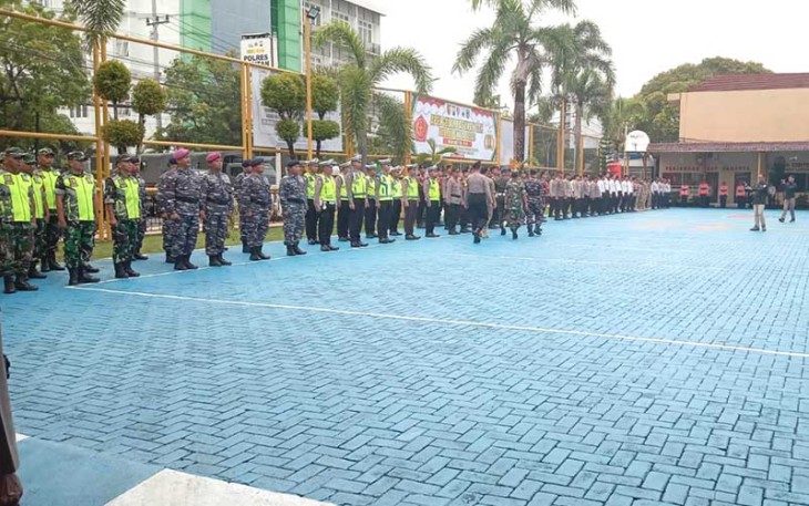 Polres dan Kodim 0801/Pacitan saat melaksanakan apel gelar pasukan yang berlangsung di halaman Mapolres Jl. A Yani No. 60 Pacitan Selasa (06/02/2024).