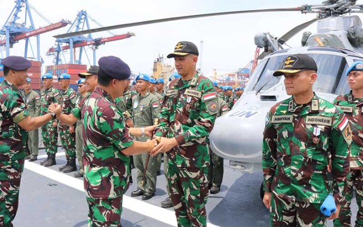 Prajurit Jalasena saat Terima Brevet Kehormatan Penerbangan TNI AL di atas geladak heli KRI Frans Kaisiepo-368 (KRI FKO-368) yang tengah bersandar di Dermaga Mako Kolinlamil, Tanjung Priok, Jakarta, Selasa (06/02).