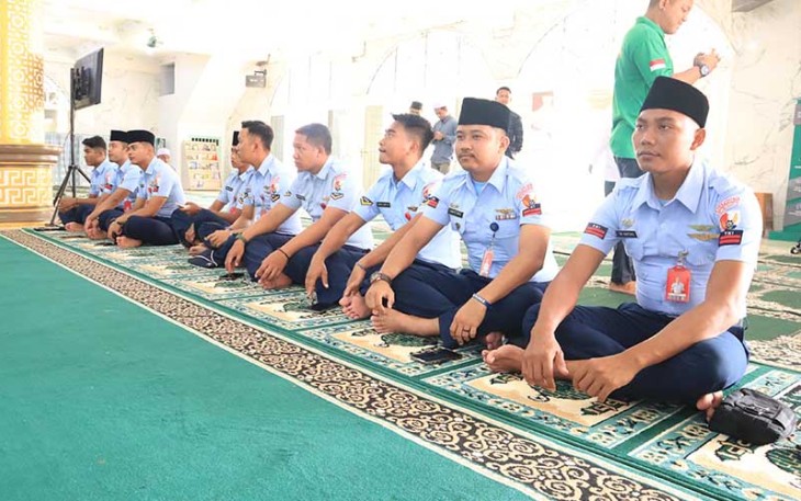 Personel Lanud Sam Ratulangi saat menghadiri Peringatan Isra Miraj Nabi Muhammad SAW 1445 H/2024 M di Mesjid Nurul Hudaa Ketang Baru, Manado, Sulawesi Utara. Kamis (8/2/2024).