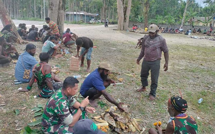 Danramil Tembagapura saat Hadiri Acara Adat Bakar Batu di Distrik Kwamki Narama, Kab. Mimika, Kamis (08/02/2024).