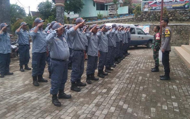 Babinsa saat Berikan Pembekalan Satlinmas
