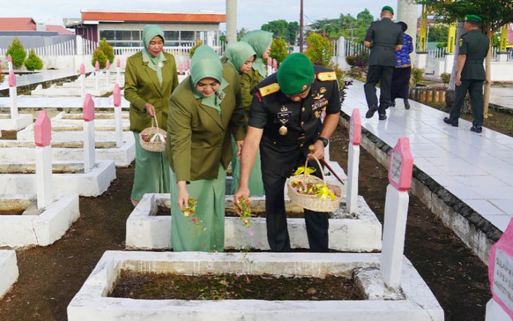 Danrem 041/Gamas Brigjen TNI Rachmad Zulkarnaen, saat tabur bunga ziarah di Makam Pahlawan , Rabu (21/2/2024).