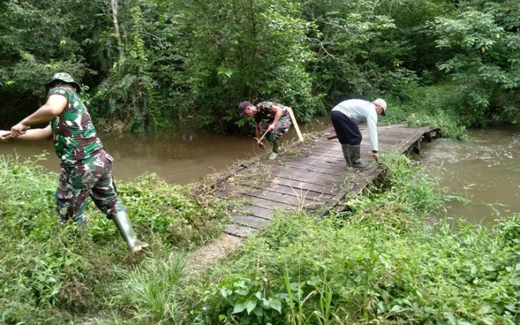 Koramil 1001-04/Batumandi Kerja Bakti Bersihkan Saluran Sungai