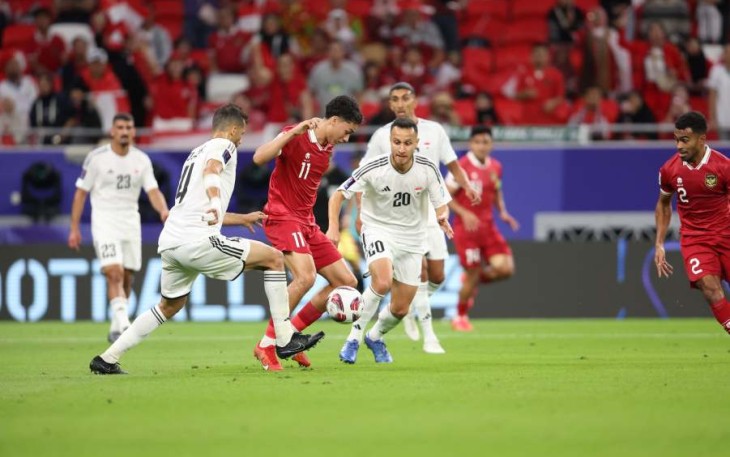 Pemain Indonesia berusaha melewati hadangan pemain Irak dalam laga penyisihan grup D piala Asia 2023 di Qatar, Senin (15/1)