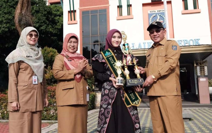 Wali Kota Depok, Mohammad Idris saat menyerahkan penghargaan kepada Ners Alyani Yasmin, S.Kep sebagai Runner Up Pemilihan Duta Kesehatan tingkat Provinsi Jabar tahun 2024.
