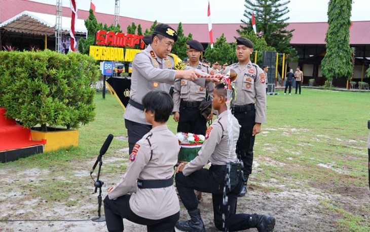 Kapolda Kalteng, Irjen Pol Drs. Djoko Poerwanto saat kegiatan pembinaan tradisi dan pembaretan personel Ditsamapta angkatan 50 Polisi laki-laki (Polki) dan 54 Polisi wanita (Polwan) di Lapangan Ditsamapta, Jl. Tjilik Riwut Km.6, Kota Palangka Raya, Senin (5/2/2024) pagi.