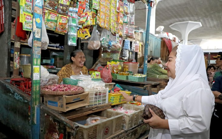Wali Kota Semarang Hevearita Gunaryanti Rahayu memantau harga di pasar Jatingaleh