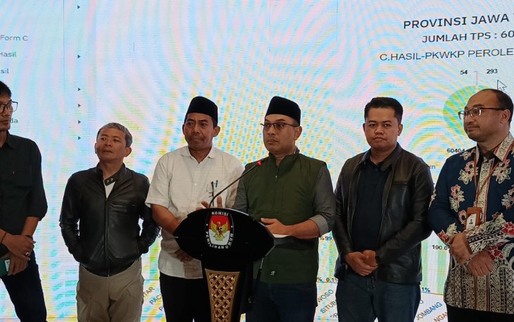 Komisioner KPU Jatim Choirul Umam saat menggelar press conferen di Data Center KPU Jatim di Double Tree Hotel Surabaya, Kamis (28/11/2024) malam