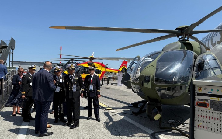  Komandan Pusat Penerbangan TNl Angkatan Laut (Danpuspenerbal), Laksda TNl Bayu Alisyahbana mewakili Kepala Staf TNl Angkatan Laut (Kasal), Laksamana TNl Dr. Muhammad Ali menghadiri undangan Paris Air Show 2025 di Parc de Venue Salon Aéronautique le Bourget, Paris Perancis, Kamis (19/6/2025)