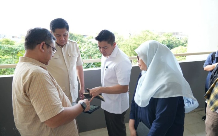 Seskab Mayor Teddy saat ceklist kesiapan wisma atlet Kemayoran 