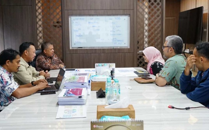 Wamen PKP Fahri Hamzah saat memimpin rapat dengan Dirjen Perumahan Perkotaan Kementerian PKP Sri Haryati di Jakarta 