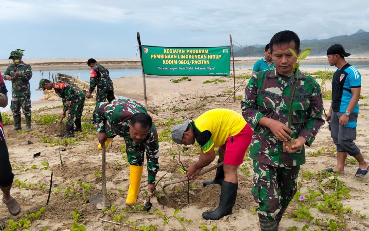 Kodim Pacitan Gelar Pembinaan Lingkungan Hidup Dengan Lakukan Aksi Penanaman 1000 Pohon