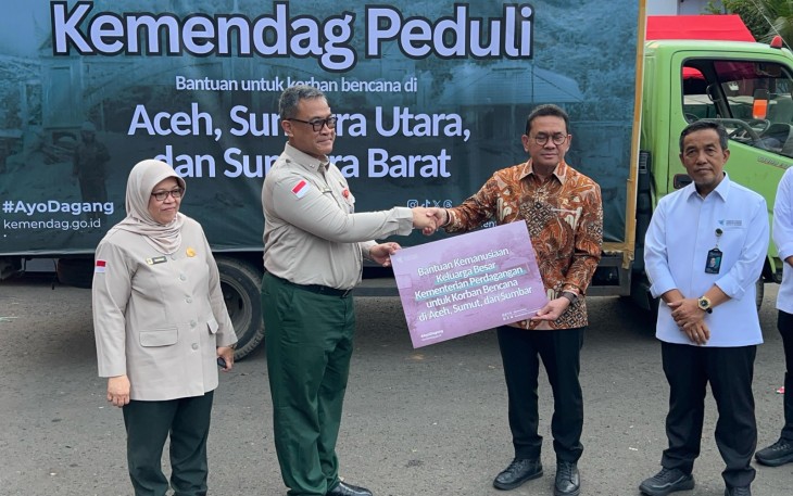 Bantuan 40 ton Kemenko Perekonomian nuntuk korban bencana tiga wilayah Provinsi Aceh, Provinsi Sumatra, Provinsi Sumatra Barat. Serah terima bantuan dilakukan di Lanud Halim Perdana Kusumah, pada Selasa (2/12)